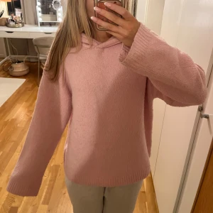 Ljusrosa stickad hoodie - Supermysig rosa stickad hoodie!!💕