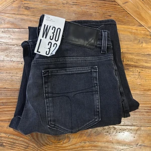 Tiger of Sweden jeans - Tjena! Dessa gråsvarta jeans från tiger of Sweden är helt nya, med tagen kvar. Aldrig använda! Nypris: 1200 vårat pris: 499. Hör av er och lägg gärna bud! 