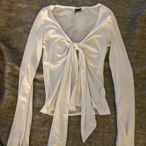 Vit långärmad topp med knyt Gina Tricot - Jättefin topp från Gina tricot 🩷