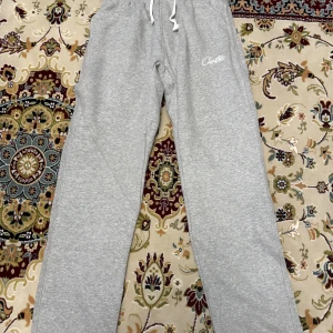 Grå mjukis corteiz - Snygga grå mjukisbyxor