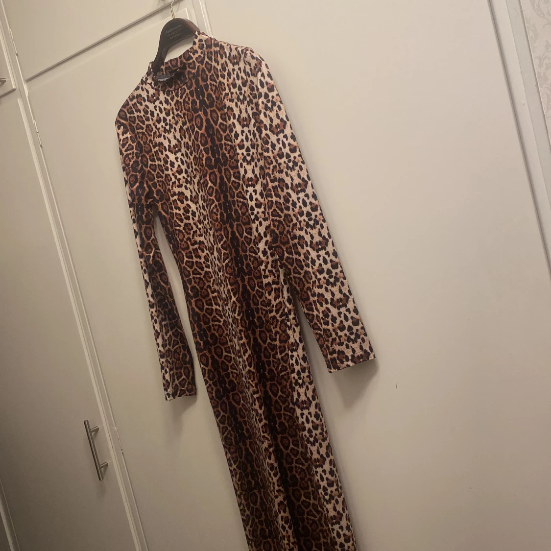 Lång leopardmönstrad klänning - 3