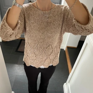 Beige stickad tröja  - Beige trekvartsärmad stickad tröja/topp från Julie Guerlande i fint skick. Kan inte hitta storlek men skulle säga S. Använd gärna köp nu!