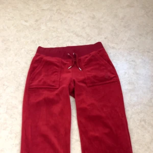 Juicy byxor röd  - Använd endast 2 gånger så den är i nyskick och ser helt nya ut! Säljer dom eftersom jag inte använder dom. Jag köpte dom för 1300kr