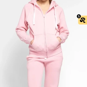 Rosa russemerch set - Mjukt och skönt rosa set från russemerch. Säljer då jag inte har nån användning av de längre. De är som ett nytt set och helt perfekt skick. Knappt använda, ca 2-3 gånger och nytvättade. Hör av er vid funderingar, och kan diskutera priset. Info: 3 första bilderna är tagna från hemsidan, där tjejen är 177cm lång, bild 4 är på mig som är 165cm lång.