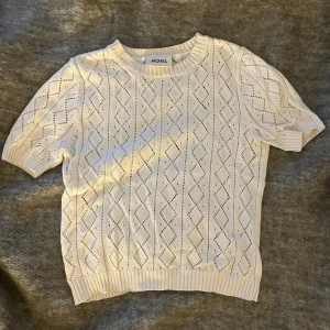 Stickad tröja - Supersöt krämvit stickad tröja från monki. Den är nästan aldrig använd så den är i jättebra skick! 🩷