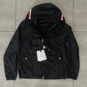 Moncler windbreaker - Svart Moncler Windbreaker (nya versionen). Storlek 2 (Motsvarar M). NFC scan fungerar. Tar ej emot byte. Fråga gärna för fler bilder eller funderingar.