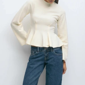 Knitted peplum top - Superfin krämvit topp från Gina Tricot i strl S.                    Köpt nyligen, men kommer inte till användning längre💕 