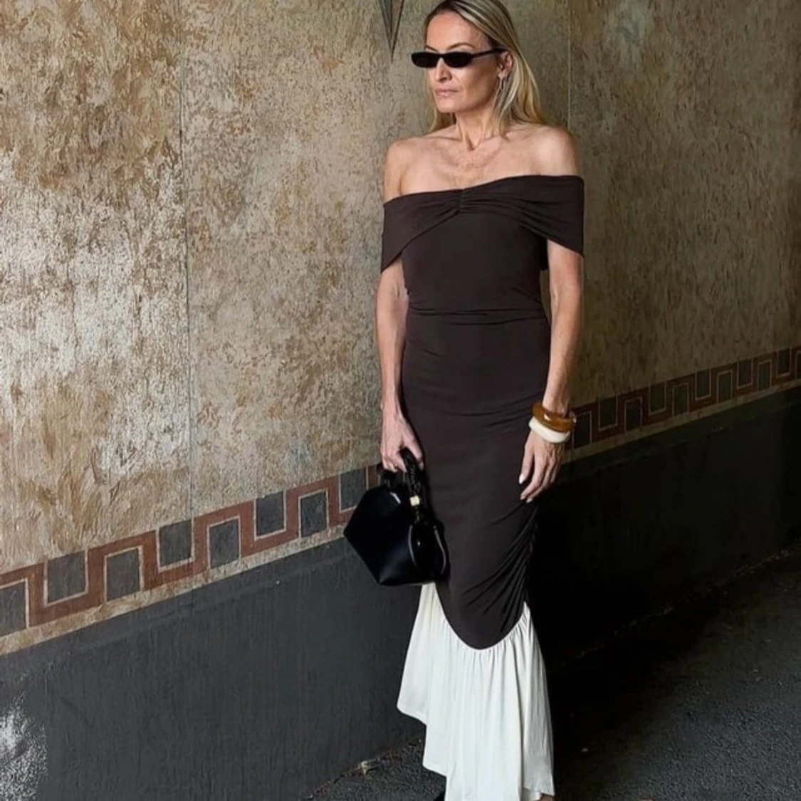 Brun och champagne offshoulder långklänning NA-KD