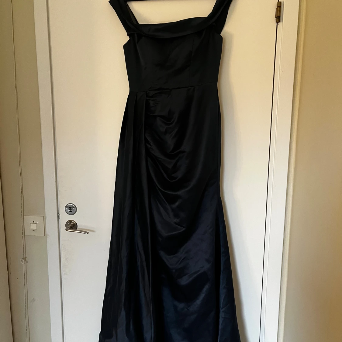 Marinblå långklänning med slits - 3