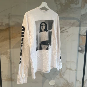 Vit långärmad tröja med print - Vit långärmad tröja med print från ASOS.