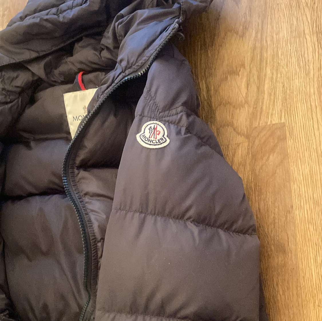 Svart Moncler pufferjacka med huva - 1