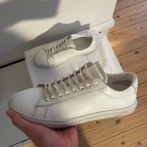 Vita sneakers från Oliver Cabell - Skick 9/10. Box och dustbag ingår. Hör av dig vid funderingar🤗