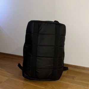 Db Journey Roamer 40L - En svart 40 liters ryggsäck från Db. Använd vid ett tillfälle. Levereras i original dustbag. Inga skador eller annat på den. Perfekt som en ryggsäck för en helgresa eller till träningen.