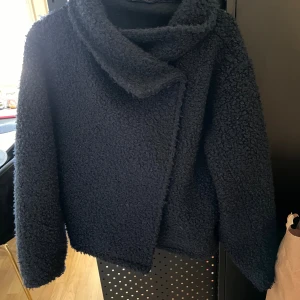 Jacka strl S  - Mörkblå Teddy jacka från Gina Tricot i strl S. Material: polyester. 