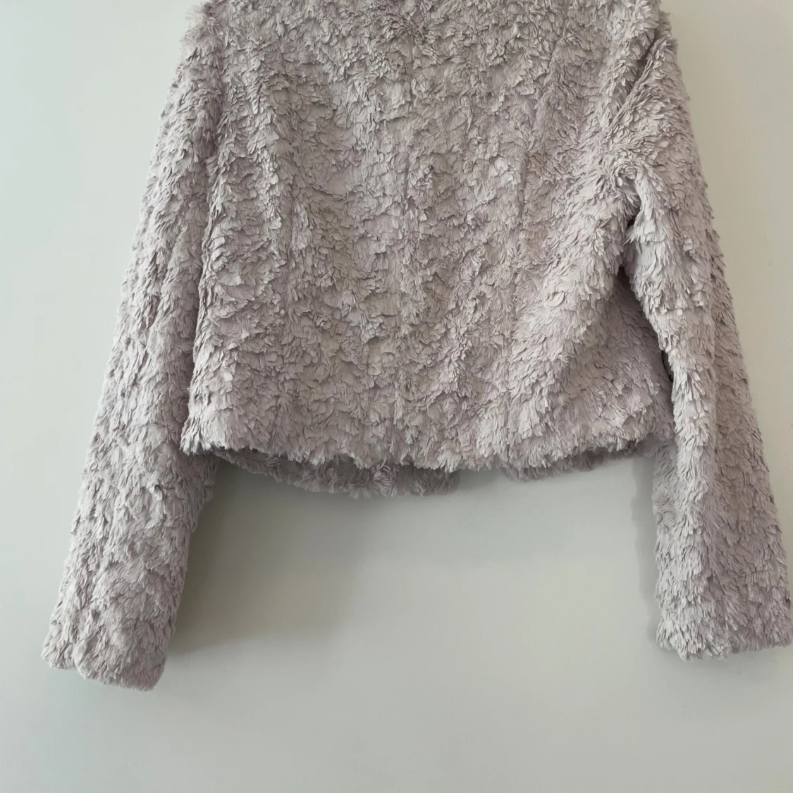Ljusgrå pälsjacka med croppad passform - 1
