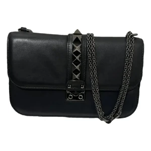 Valentino Väska   - Snygg svart valentinoväska i modellen Glamlock. Den är i mycket bra skick utvändigt, några små repor på insidan. Kontakta mig gärna om ni önskar fler bilder😁 Köpt på Mytheresa för ca. 14.000 SEK för 4 år sedan❣️önskar sälja snabbt där av pris! Kvitto finns vid efterfrågan