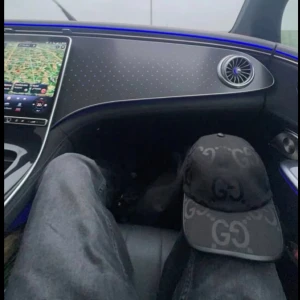 Gucci jumbo keps  - Snygg svart keps från Gucci med GG-logga i ett mönster över hela kepsen. Klassisk böjd skärm och justerbar baktill. Perfekt för dig som vill ha en streetstyle vibe med lyxig touch.