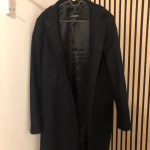 J.Lindeberg Rock - Stilren rock från J.Lindeberg. Passar perfekt nu till vintern. Komplett oanvänd. Storlek 46 vilket är S. Nypris: 5000kr. Mitt pris: 3999kr