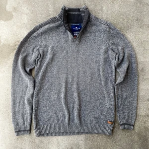 Stickad halfzip tröja från tom tailor - Stilig grå stickad tröja från Tom tailor i storleken M. Perfekt för kommande vår och sommar kvällar.