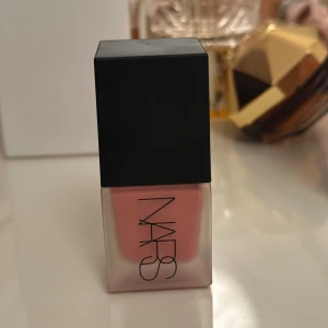 NARS Orgasm Liquid Blush - Flytande rouge från NARS i färgen Orgasm