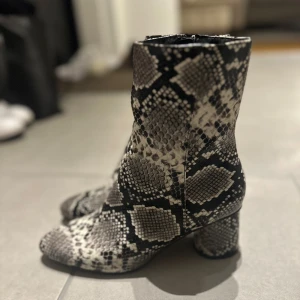 Boots - Boots från Amichi köpts i Italien med ormskinnsmönster.