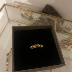 Edblad ring - Säljer denna Edblad ring då den inte kommer till användning. Har endast använt denna fåtal gånger och därmed säljer jag den. Den är i storlek 17,50. Är öppen för pris förslag, man kan också köpa direkt. Hör av er❤️