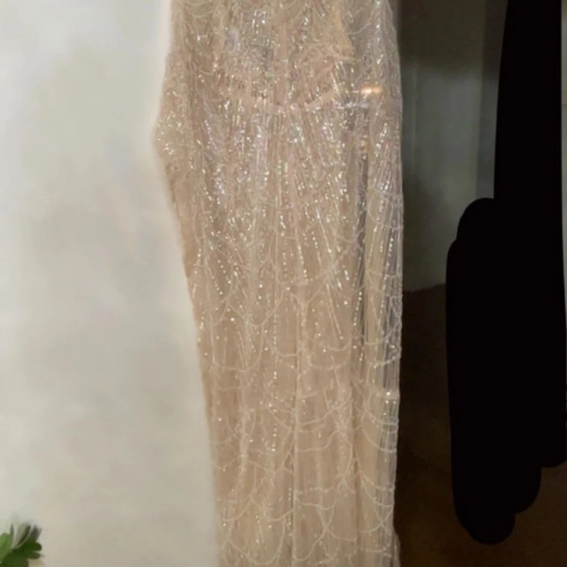 Champagnefärgad glittrig långklänning