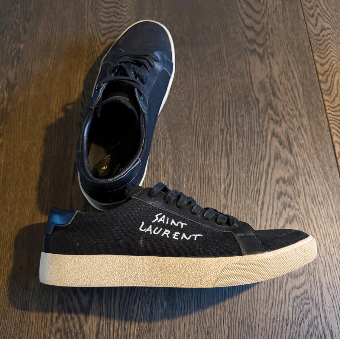 Svarta Saint Laurent sneakers