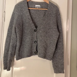 Ganni   - Mysig grå kofta från Ganni. Lite lite nopprig men går att ta plocka bort. Bra skick annars!! Storlek Xss men tröjorna är stora i storleken. 😊🤗