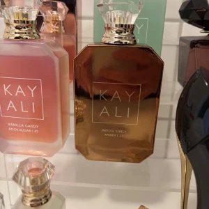 KayAli Invite Only Amber 23 - Kayali Invite Only Amber 23 är en eau de parfum med 100 ml volym, tillverkad i Frankrike. Snygg flaska som sticker ut i samlingen och passar perfekt för dig som vill ha något unikt. Enbart testat parfymen med 2-3 sprut. 