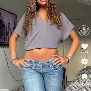 Blus - Zara blus, helt ny med lappar kvar. Det är den på bilden fast i den gröna färgen som är på sista bilden. 💕