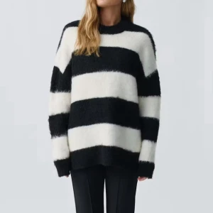 Randig svartvit stickad tröja Gina tricot - Finaste stickade tröjan ifrån Gina tricot som inte finns att köpa längre!!! 