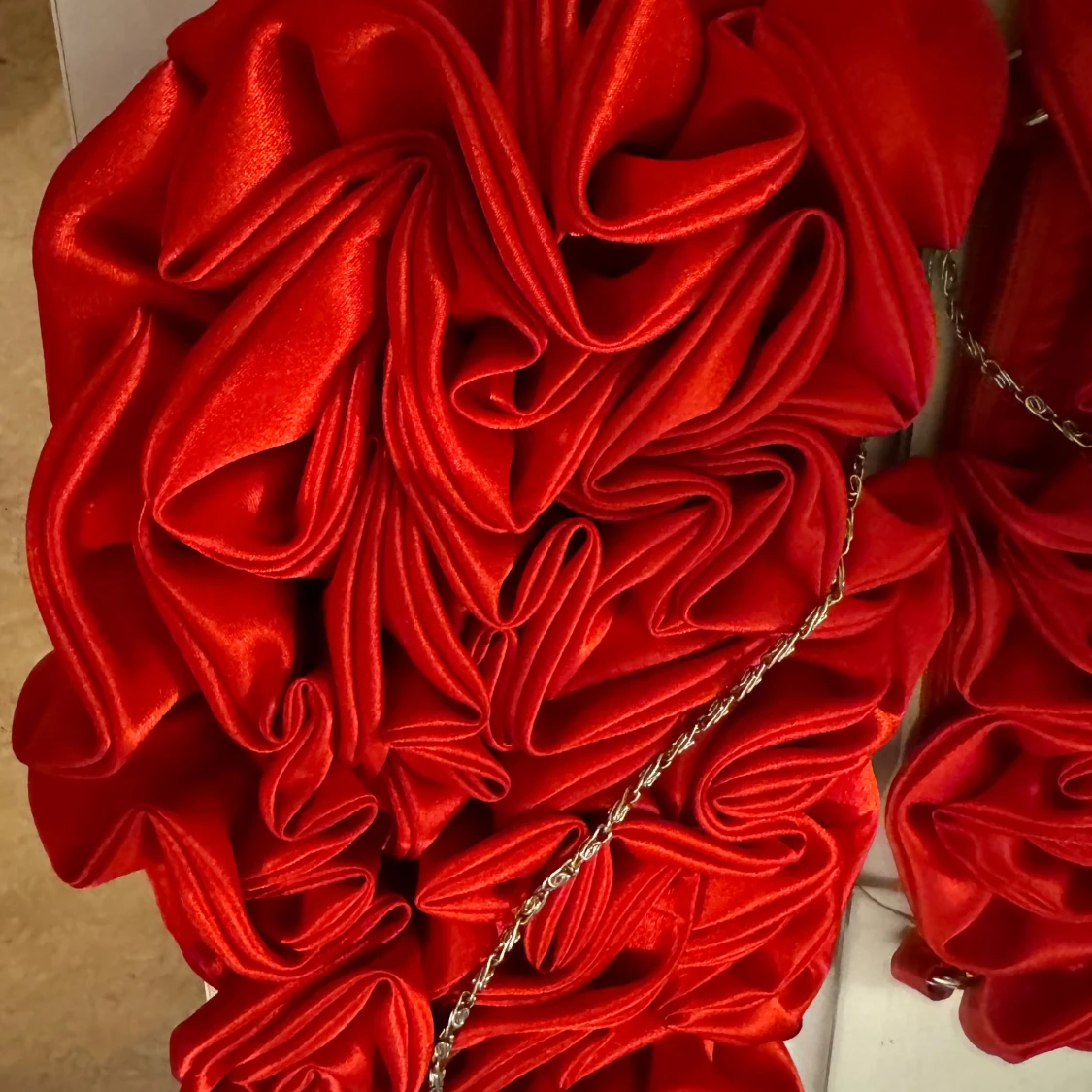 Röd axelväska med volangdetaljer - 2