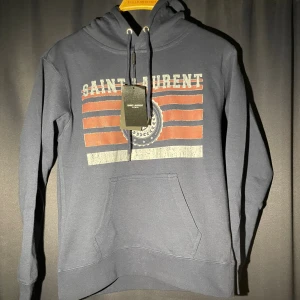 Saint laurent hoodie - Säljer denna sjukt feta ysl hoodien i storlek S, skulle säga att den är lite liten i storleken.           Bara att höra av sig vid minsta lilla fundering 