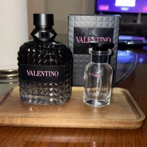 30ml Valentino Uomo Born In Roma EdT - 30ml sample av Valentino Uomo born in Roma EdT, perfekt för dig som vill ha mycket parfym för mindre pengar, 2st 2 ml gratis samples ingår vid köp 