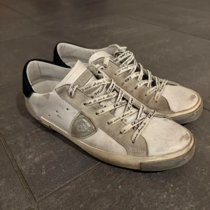Philippe Model vita och grå sneakers - Vit grå Philippe Models som är sparsamt använda! 