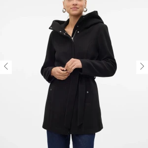 Svart kappa med huva och bälte från Vero Moda - Stilren svart kappa med stor huva och knytskärp i midjan. (Varm klarade mig både hösten och vintern med den) (finns fle bilder)