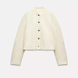 Jacka Zara  - Helt oanvänd bomberjacka ifrån Zara. Inte min stil så vill hellre att någon annan får användning av den. 