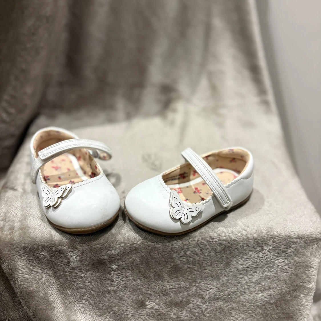 Vita ballerinaskor med fjärilsdetalj Next - 1