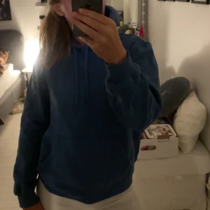 Blå hoodie med huva och ficka - Mysig blå hoodie med huva och stor magficka framtill. perfekt för chill dagar. Enkel och stilren design utan tryck eller mönster.