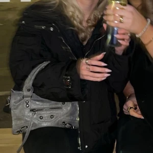 Svart quiltad jacka med dragkedja - Säljer denna skit snygga jackan från zara, då jag tröttnat lite på den och den kommer inte till användning längre, den är i bra skick och har inga defekter. Den är storlek M men passar mig perfekt som vanligtvis har xs/s i storlek.  kontakta vid bud eller frågor 