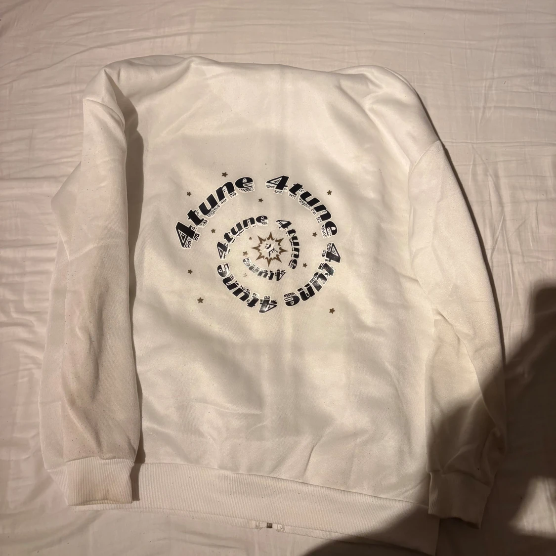 Vit hoodie med svart 4tune-tryck - 1