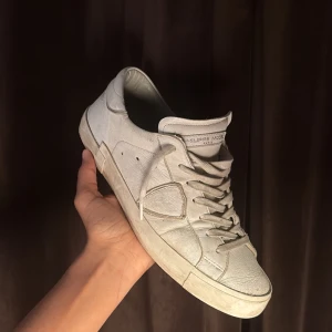 Vita Philippe Model sneakers i skinn - Philippe model🙌