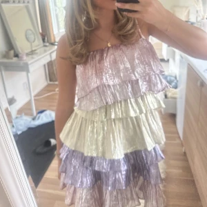 sommar klänning - VÄRLDENS snyggaste fest klänning som jag tyvärr inte har någon användning för längre, har endast haft på mig den vid ett tillfälle🥰🥰🥰