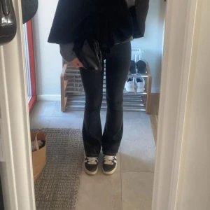 Svarta bootcut jeans - Säljer mina svarta bootcut jeans från ginatricot, har spretat upp längst ner så dem blev längre 💗Jeansen har superfin passform och jag är 164