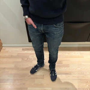 Tiger of Sweden Jeans - Säljer ett par Tiger of Sweden jeans i W:29 L:32. Jeansmodellen är slim. Färg : blå/grå/ljusblå. Modellen är 179cm lång. Jeansen är i bra skick, ställ gärna frågor kring tex mått 📏✅9