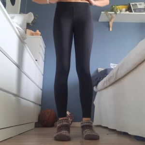Svarta leggings från Casall, strl 36 - Svarta leggings från Casall i storlek 36. De har en tight passform och är gjorda i ett stretchigt syntetmaterial som passar perfekt för träning. Diskret logga på benet och bred midja för extra komfort.