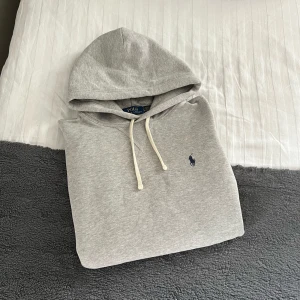 Ralph Lauren Grå Hoodie  - Superfet grå Hoodie från Ralph Lauren. Storlek M, passar mer som en S/M. Utmärkt skick. Knappt använd. Hör gärna av er vid funderingar🙌🏻
