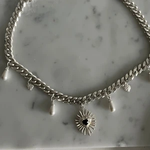 WOS halsband - Jättefint halsband från WOS! Ett litet hjärta längst ut har gått av, men det är inget man tänker på. Köpte för 900kr.