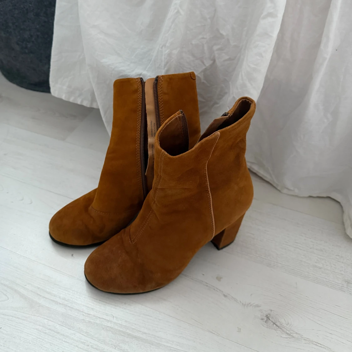 Bruna mockaboots med klack - 1